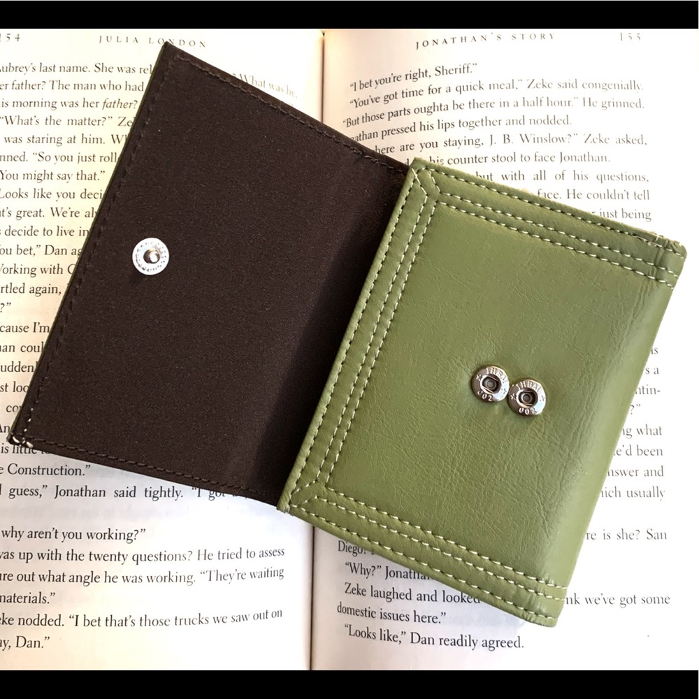 NWT VILLAGER LIZ CLAIBORNE GREEN TRIFOLD WALLET - Picture 3 of 6